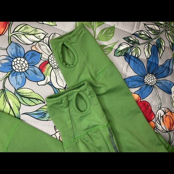 Women’s ALO Yoga Long Sleeve - Picture 3 of 9